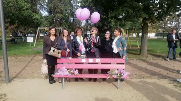 Trecate, inaugurata la panchina rosa simbolo della prevenzione