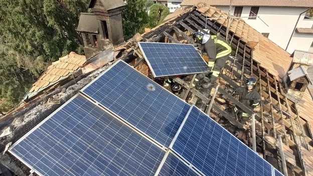 Fara Novarese, incendio di un tetto