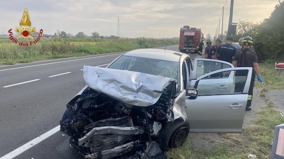 Trecate, scontro fra due auto: un morto