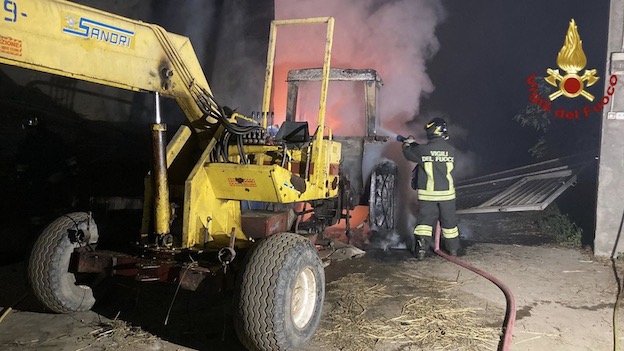 Novara, trattore in fiamme in un'azienda agricola