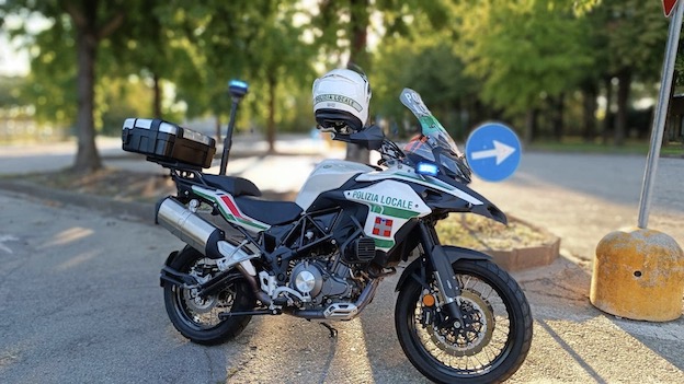 Trecate, aggredisce gli agenti della polizia locale durante un controllo: arrestato