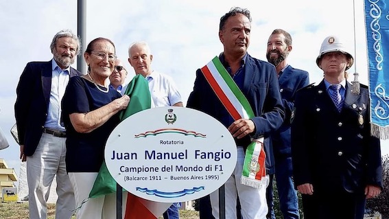 Galliate, inaugurata la rotonda intitolata a Juan Manuel Fangio