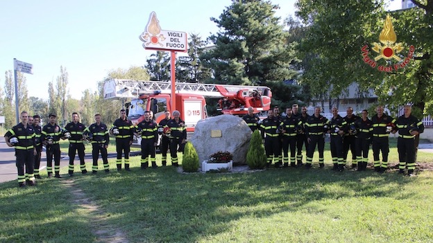 Novara, i vigili del fuoco hanno ricordato i colleghi americani caduti l'11 settembre. Foto