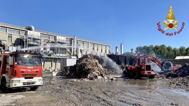 Anche i vigili del fuoco di Novara intervenuti per l'incendio di una cartiera nel torinese