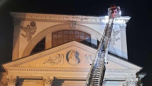 Maltempo a Borgolavezzaro, danni anche al campanile e al tetto della chiesa
