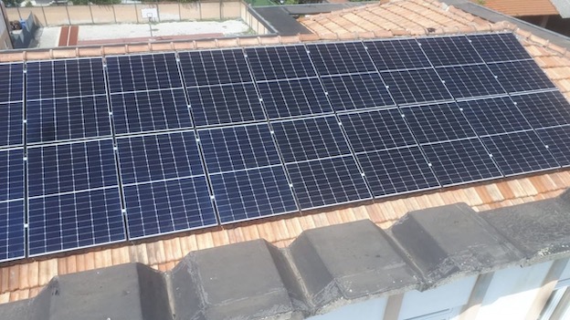 Galliate, iniziata la posa di pannelli fotovoltaici alla scuola secondaria