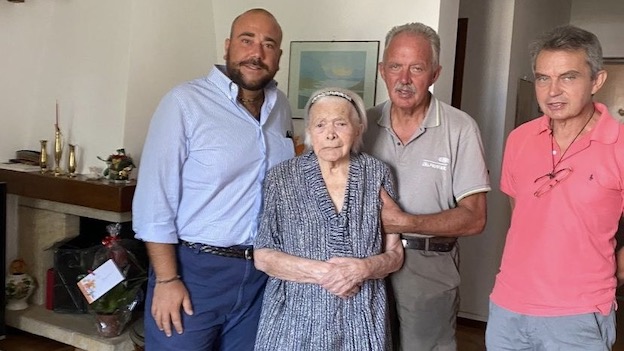 Novara, gli auguri per i 104 anni della signora Mariangela