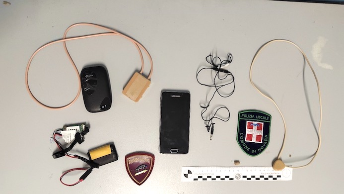 Con l'auricolare all'esame per la patente: 7 denunciati