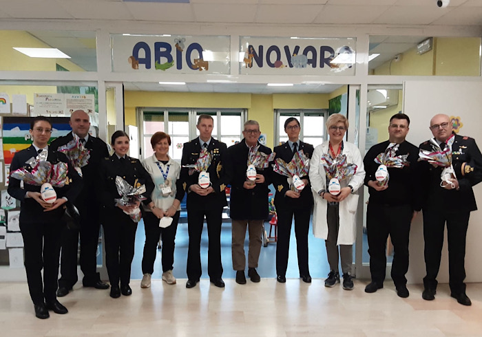 L’Aeronautica di Cameri ha donato delle uova di Pasqua alla pediatria AOU