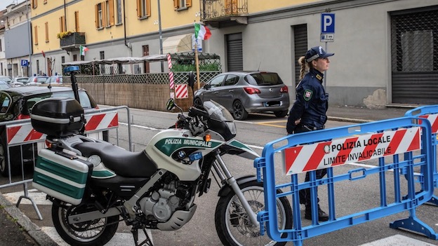 Trecate, danneggia canestro dell'oratorio: denunciato