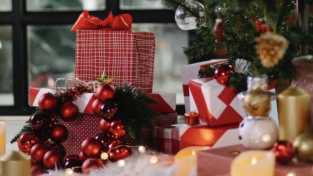 Confcommercio, si stima una spesa pro capite di 186 euro per i regali di Natale