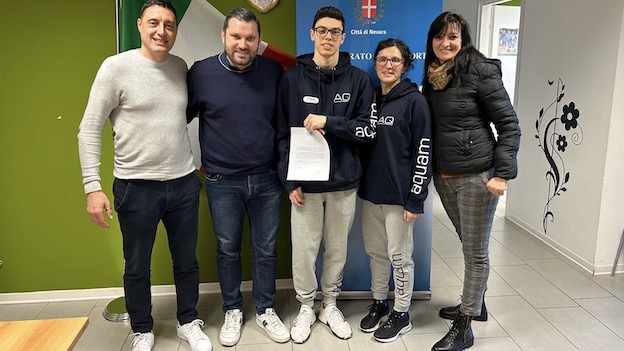 Novara, attestato al giovane campione di nuoto paralimpico Alessandro Carfora