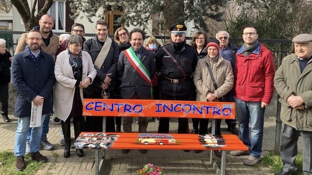 Cameri, inaugurata la panchina riqualificata dal Centro Incontro