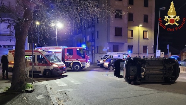 Incidente fra via delle Rosette e via Beltrami, auto ribaltata