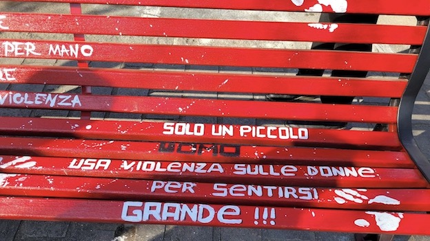  Oleggio, "One Billion Rising": inaugurata una panchina rossa