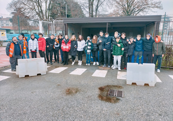 Novara, il liceo della sostenibilità del Convitto in visita all’isola ecologica