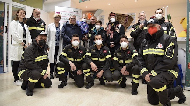 La Befana dei Vigili del fuoco alla Pediatria dell'Aou di Novara