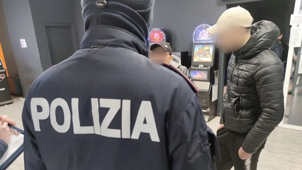 Emessi dal Questore due provvedimenti di divieto di accesso a pubblici esercizi