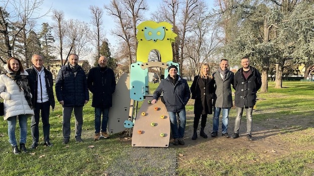 Trecate, nuovi giochi (anche inclusivi) al parco Cicogna