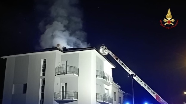 Novara, incendio abitazione: intervento dei vigili del fuoco