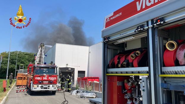 Incendio sul tetto di un negozio di articoli sportivi, intervento dei VVFF