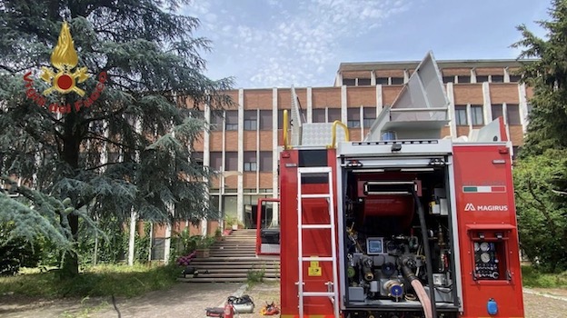 Incendio all'ex seminario, intervento dei vigili del fuoco