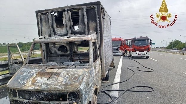 Autocarro in fiamme all'intersezione A26/A4: intervento dei vigili del fuoco