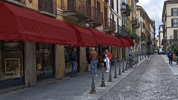 Novara, bando per sostituzione e installazione di tende parasole dei negozi in centro
