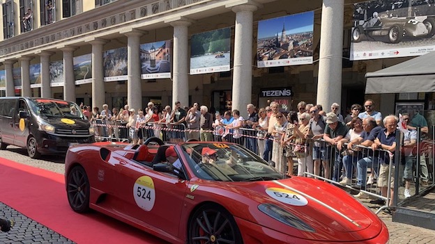 In tanti hanno salutato il transito della "1000 Miglia"