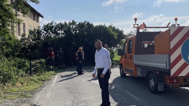 Cerano, maltempo: alberi caduti e strade bloccate