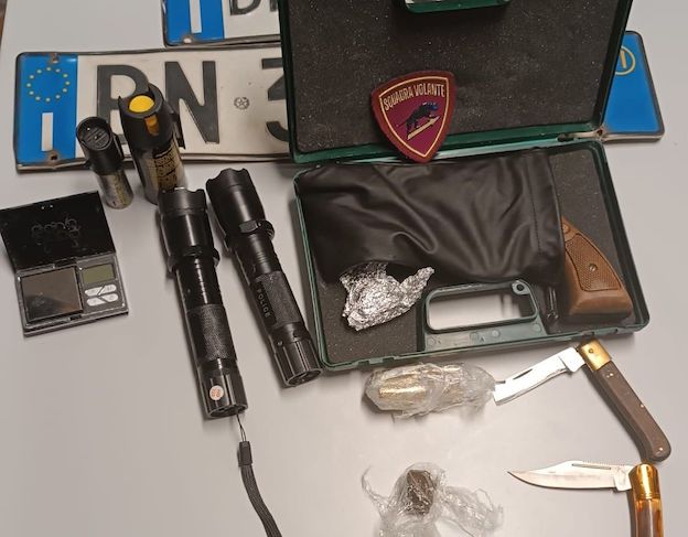 Novara, detenzione illegale di armi: arrestato un uomo