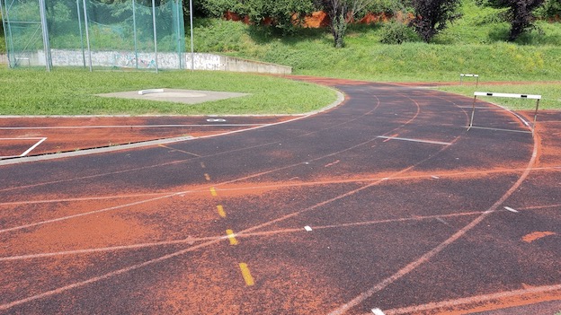 Oleggio, presto i lavori per il rifacimento del manto della pista di atletica