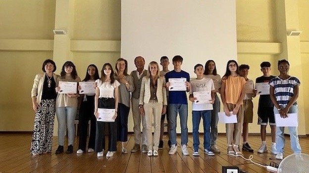 Trecate, consegnate le borse di studio Sarpom all'IC Behar