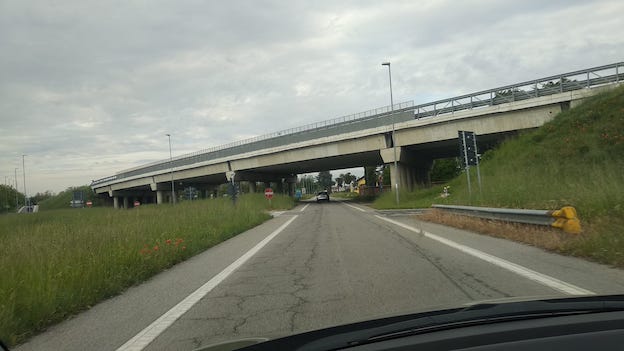 Cameri, erba alta su importante incrocio: appello amministrazione per il taglio