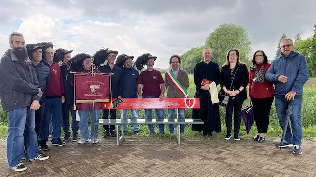 Cameri, inaugurata una nuova panchina in viale degli Alpini