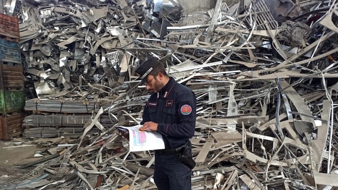 Traffico illecito di rifiuti metallici, perquisizioni dei Forestali