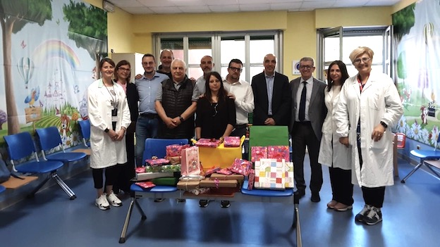 Donati giocattoli alla Pediatria dell'Aou dal Circolo Fdi di Galliate