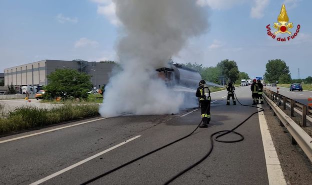 Autoarticolato in fiamme sulla tangenziale: intervento dei vigili del fuoco