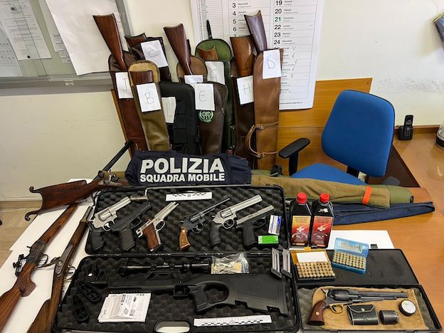 Novara, colpi d'arma da fuoco contro un'abitazione: 49 armi sequestrate, 4 denunce