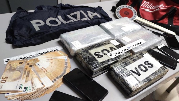 Novara, quasi 6kg di cocaina nascosti su un autoarticolato: due arresti
