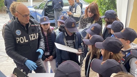 Novara, il Consiglio dei Bambini e delle Bambine in visita alla Questura