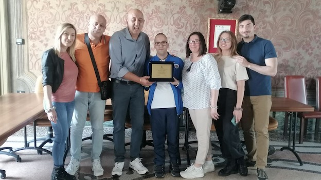 Trecate, riconoscimento per Giovanni Gallo medagliato di nuoto paralimpico