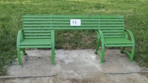 Trecate, riposizionata la panchina inclusiva al parco Cicogna