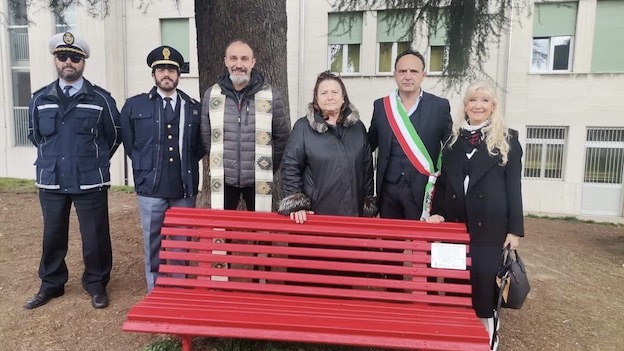 Galliate, inaugurata una panchina rossa