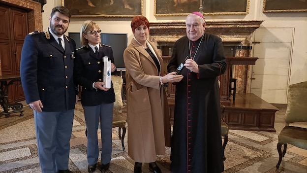 Olio del "Giardino della Memoria" di Capaci consegnato al Vescovo dal Questore
