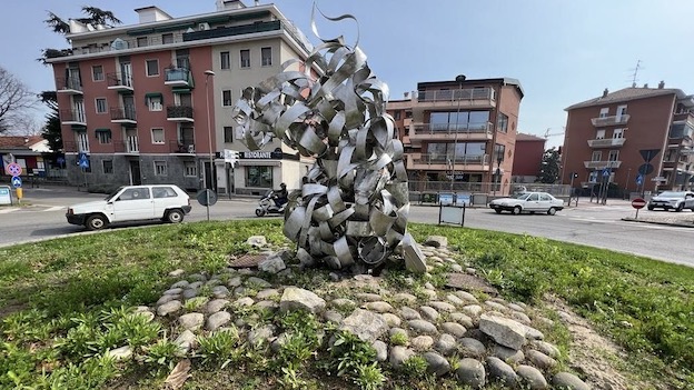 Novara, ricollocata la statua di Xhixha alla rotonda El Alamein