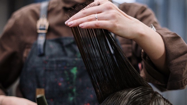 Un taglio di capelli per il progetto "Banca della parrucca" della LILT