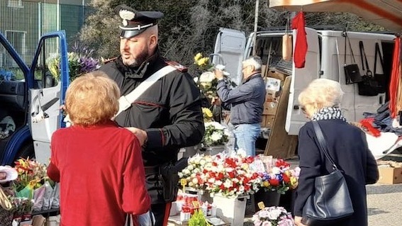 Cerano, Carabinieri al mercato con volantini di consigli antitruffe