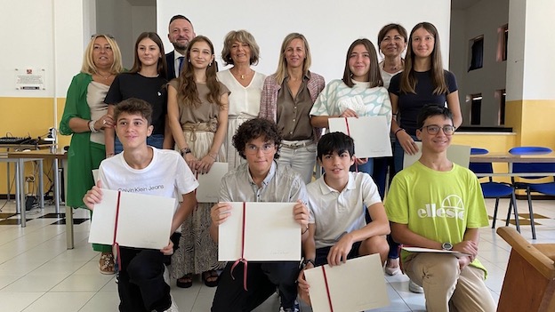 Cerano, consegnate borse di studio Sarpom all'Istituto Comprensivo "Ramati" 