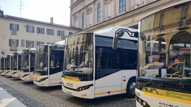 Novara, presentati i nuovi autobus a metano di ultima generazione - foto